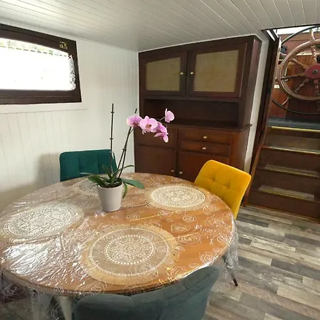 Botel Peniche Le Makara - *